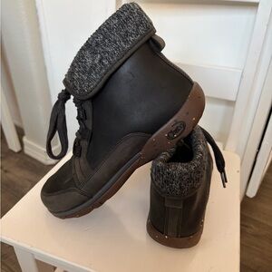 Women’s Chaco Lace Waterproof Boots (Size 8)